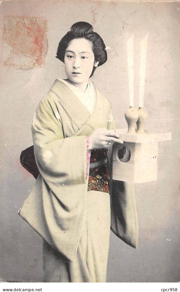 CHINE - SAN36365 - Cachet Tientsin - En L'état - Carte Japonaise - Geisha Se Tenant Debout - Chine