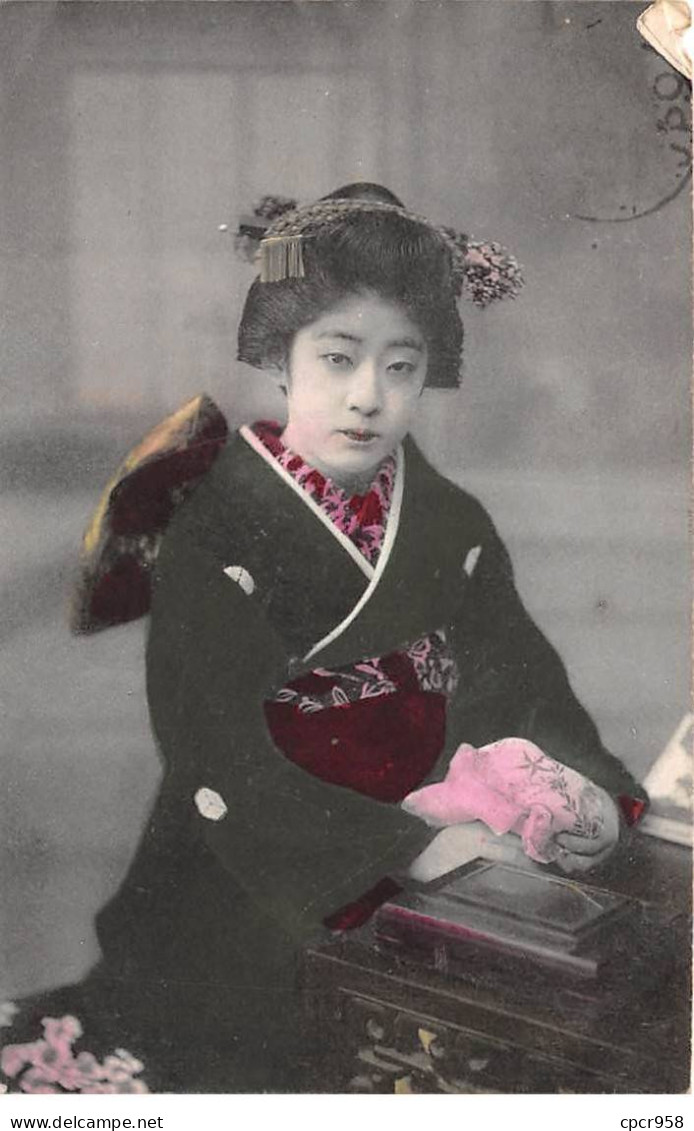 CHINE - SAN36353 - Cachet Tientsin - En L'état - Carte Japonaise - Geisha Devant Un Meuble - Chine
