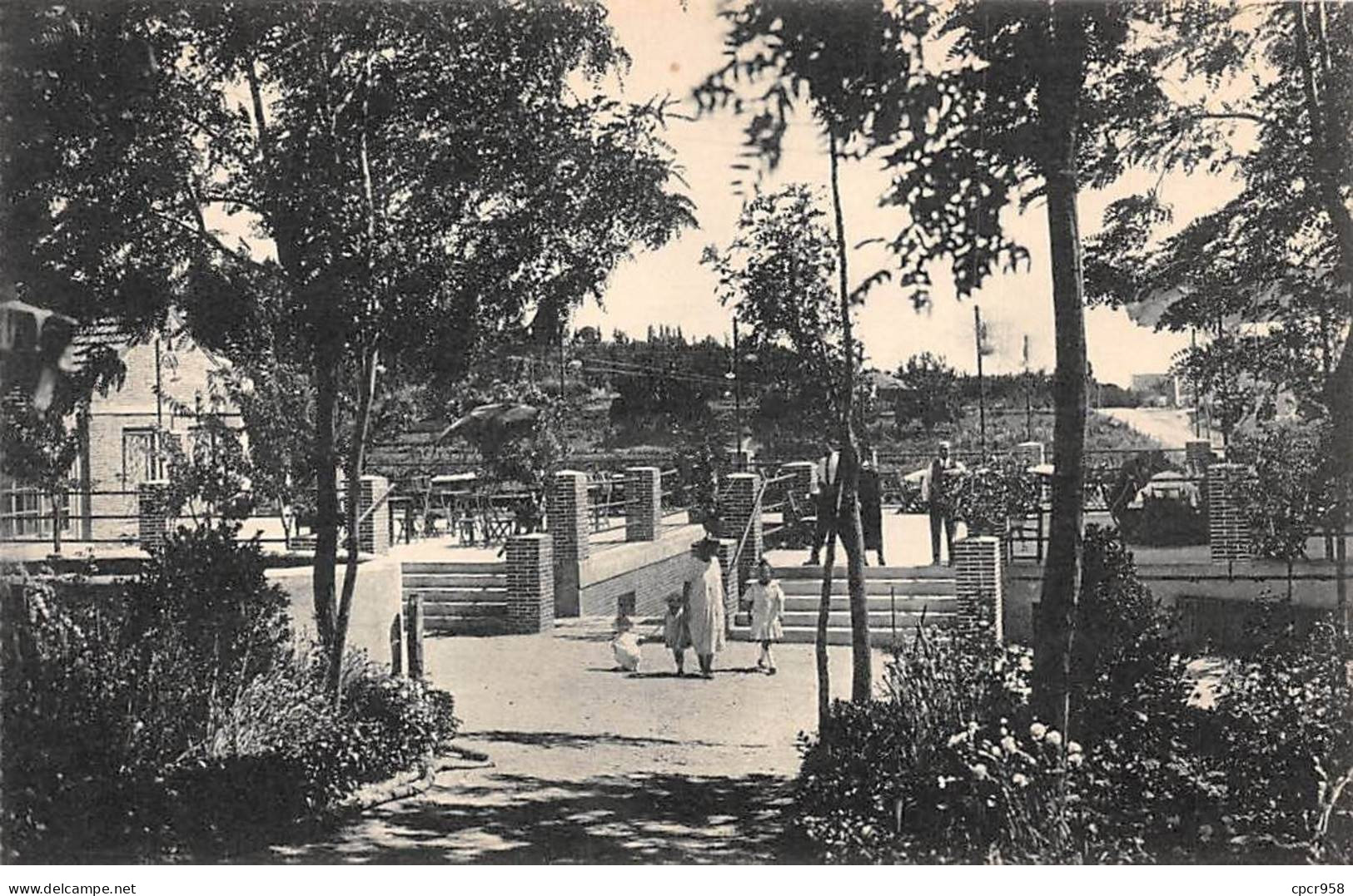 BELGIQUE - SAN40817 - Botin - MADRID - Plazza De Herradores - Vista Del Jardin De La Sucursal - Madrid