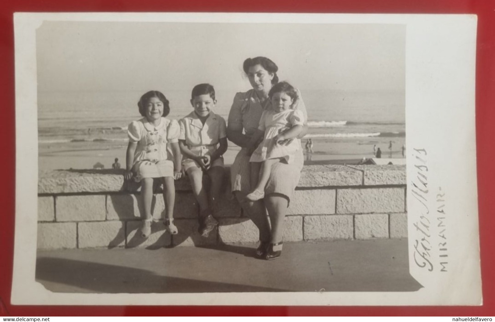 PH - Ph Original - Mère Avec Ses Trois Enfants Assis Sur Le Front De Mer à Miramar, Argentine - Anonymous Persons