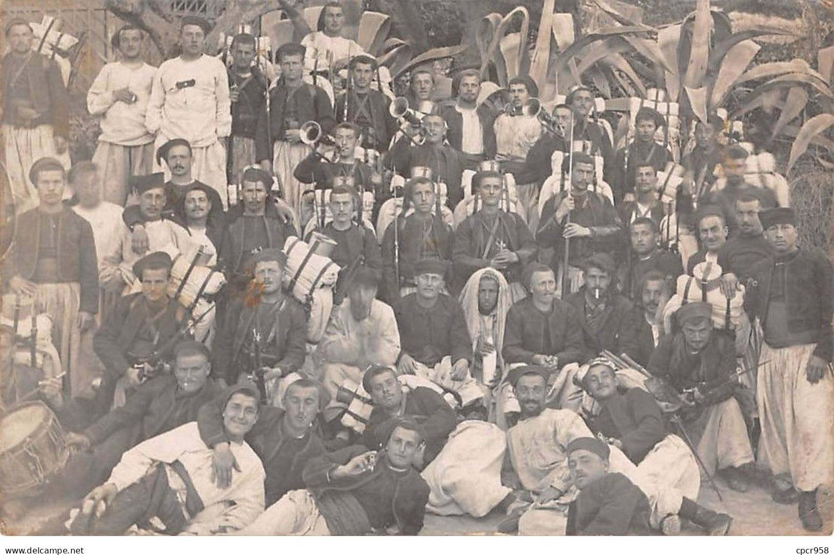 Algérie - N°83195 - AIN BERDA - Militaires Avec Leurs Armes Et Paquetages - Carte Photo - Sonstige & Ohne Zuordnung