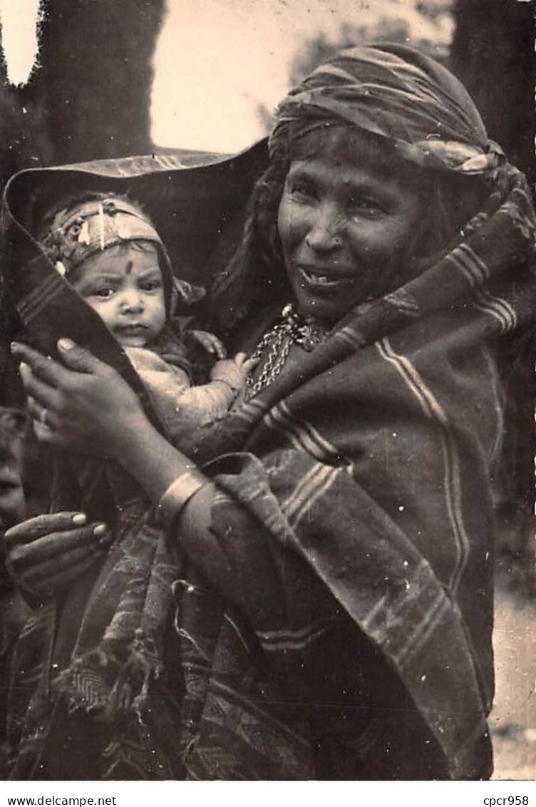 Afrique - N°83204 - Femme Portant Un Enfant Dans Les Bras - Carte Photo à Localiser - Non Classés