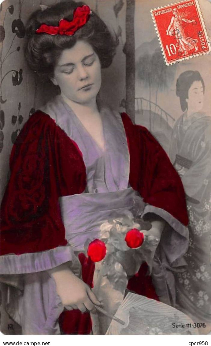 Japon - N°83190 - Femme En Kimono Tenant Des Roses Et Un éventail - Other & Unclassified