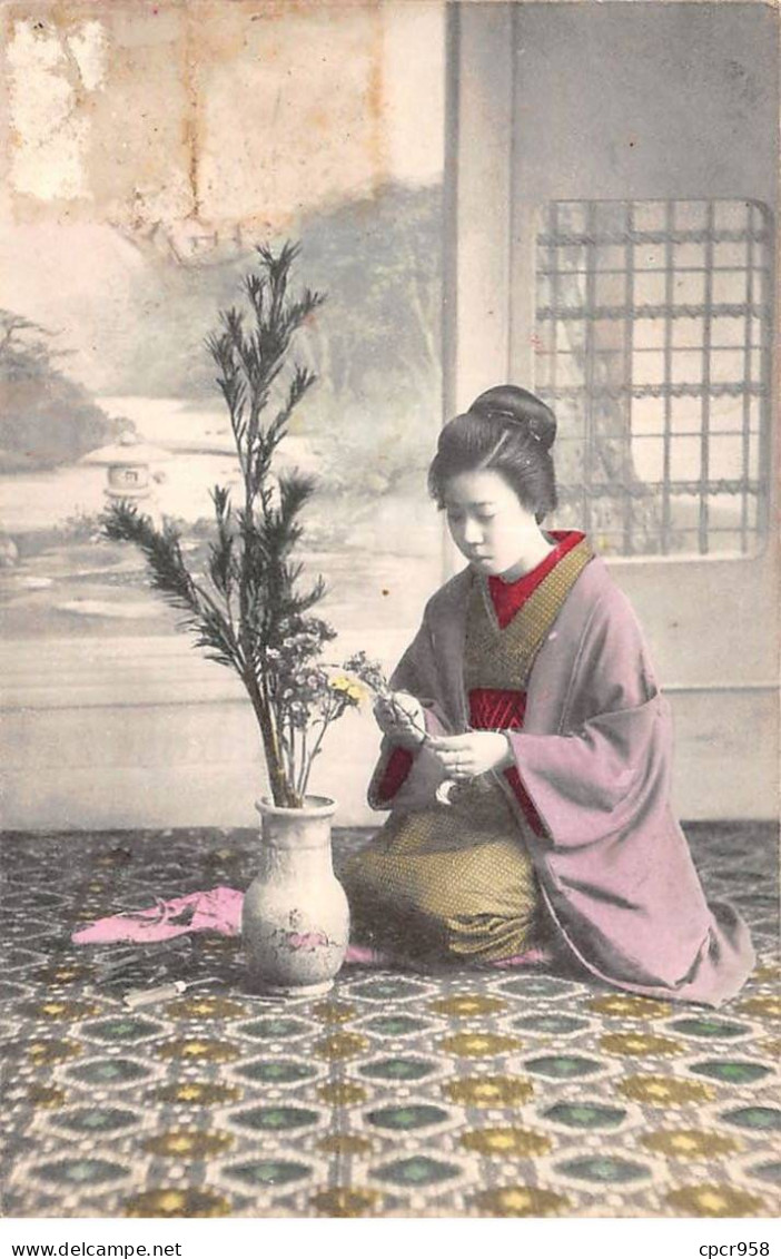 CHINE - SAN36407 - Cachet Tientsin - En L'état - Carte Japonaise - Geisha Faisant Un Bouquet - Chine