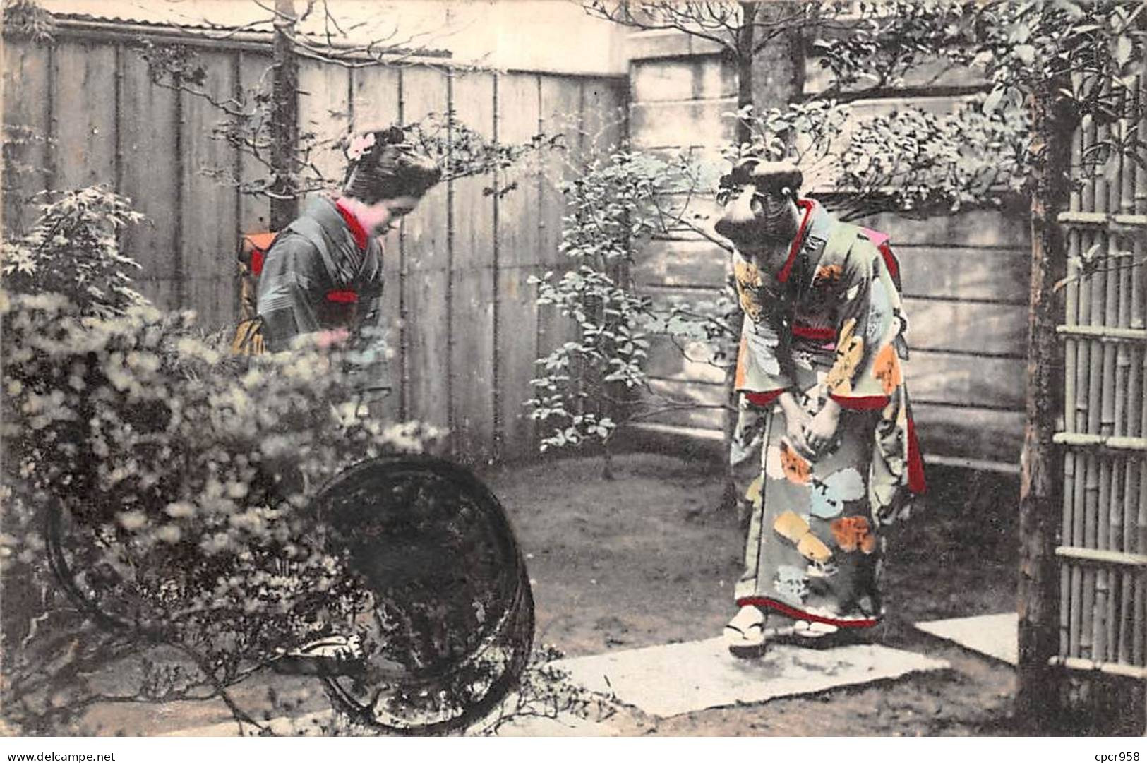 CHINE - SAN36413 - Cachet Tientsin - En L'état - Carte Japonaise - Geishas Dans Un Jardin - Chine