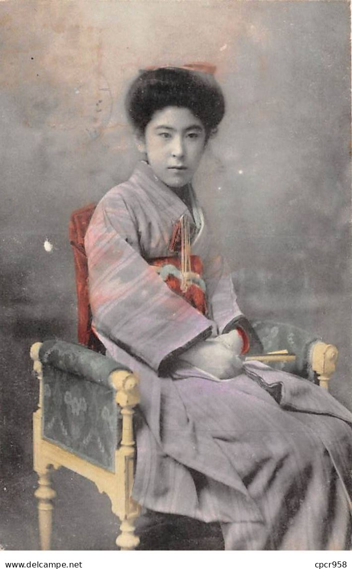 CHINE - SAN36388 - Cachet Tientsin - En L'état - Carte Japonaise - Geisha Assise Sur Un Fauteuil - Cina