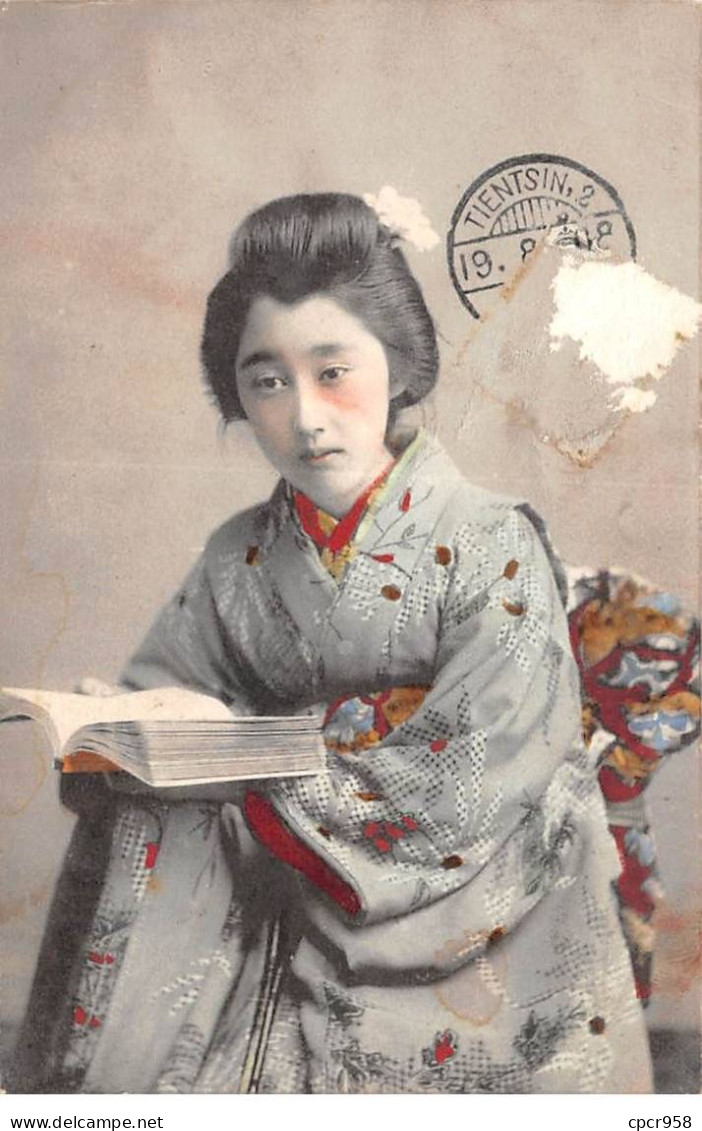 CHINE - SAN36389 - Cachet Tientsin - En L'état - Carte Japonaise - Geisha Lisant Un Livre - Chine