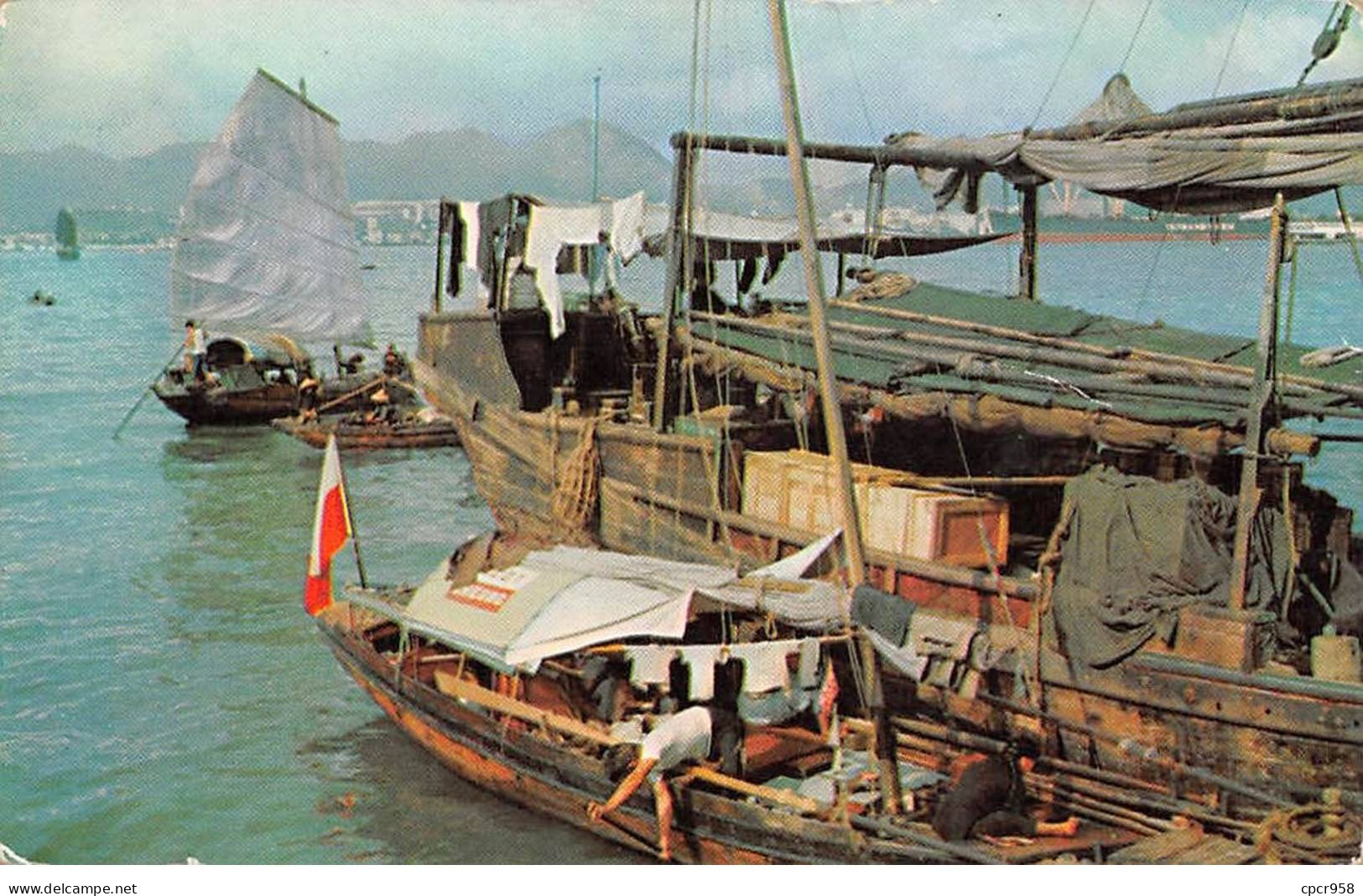 CHINE - SAN51261 - Hong Kong - Harbour Pilot's Sampan Lies Alongside A Cargo Junk - Chine (Hong Kong)