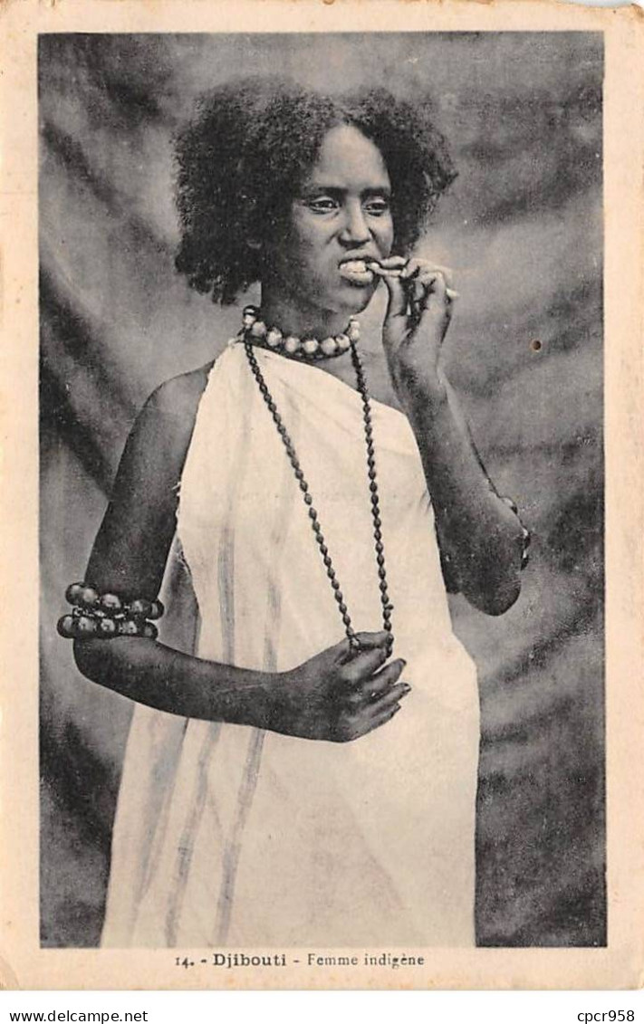 MADAGASCAR - SAN53901 - Djibouti - Femme Indigène - En L'état - Trouée - Madagascar