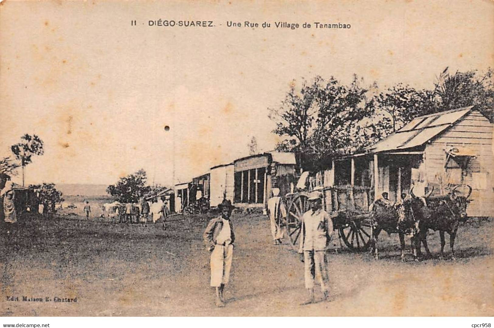 MADAGASCAR - SAN53902 - Diégo Suarez - Une Rue Du Village De Tanambao - En L'état - Trouée - Madagaskar