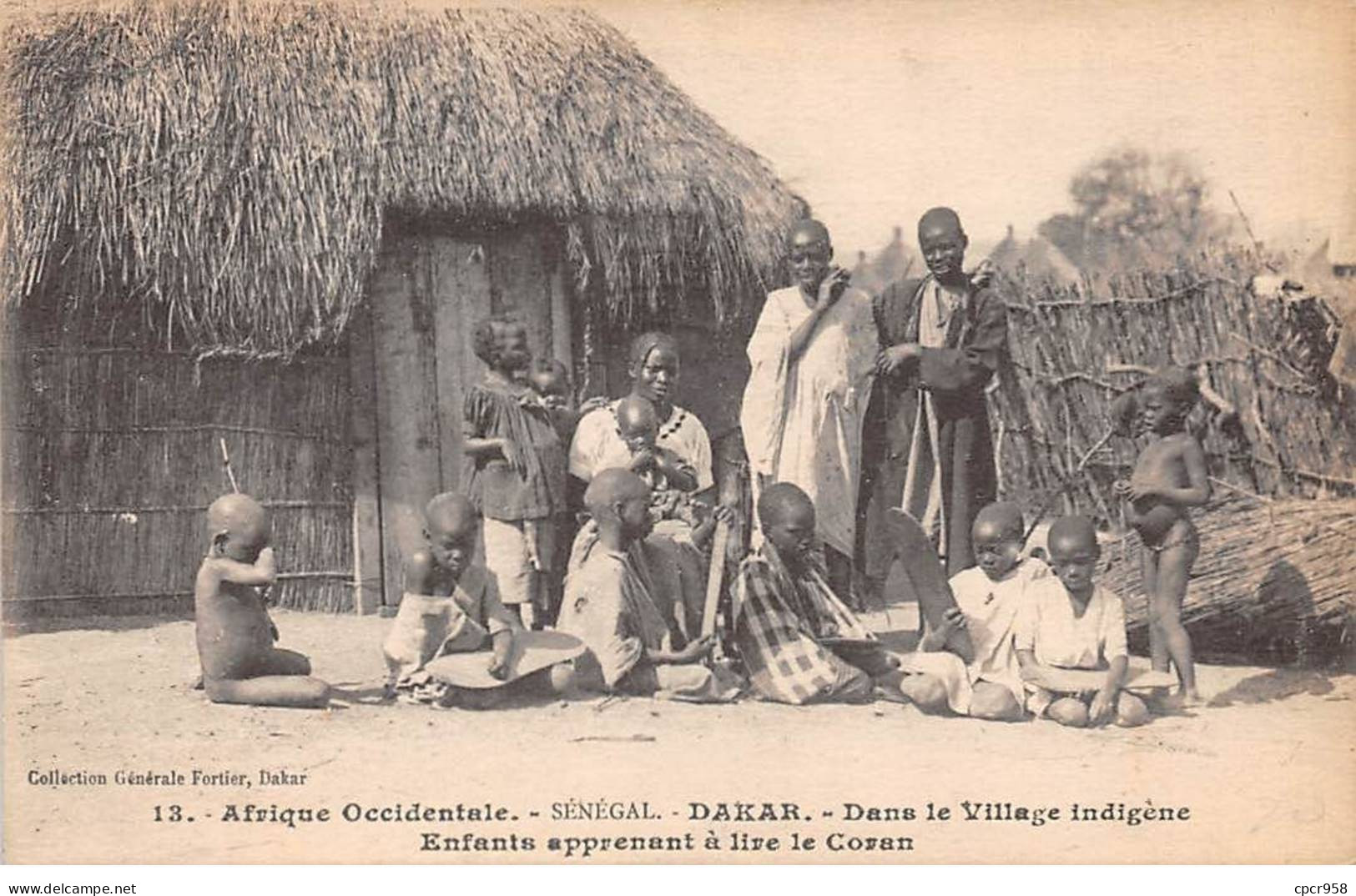 SENEGAL - SAN56438 - Afrique Occidentale - Dakar - Dans Le Village Indigène - Enfants Apprenant à Lire Le Coran - Senegal