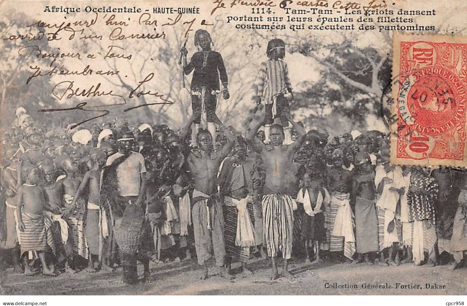 GUINEE - SAN56533 - Haute Guinée - Tam Tam - Les Griots Dansent Portant Sur Leurs épaules Des Fillettes Costumées Qui .. - Guinée
