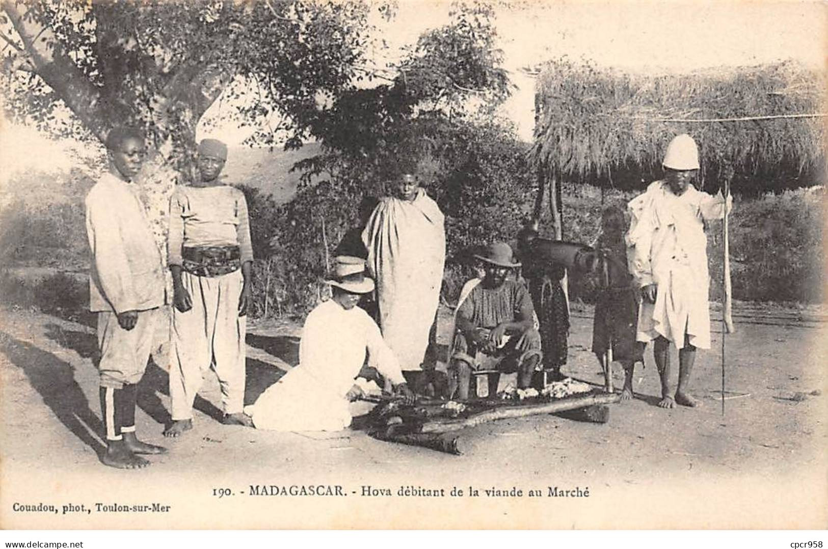 MADAGASCAR - SAN56548 - Hova Débitant De La Viande Au Marché - Madagascar