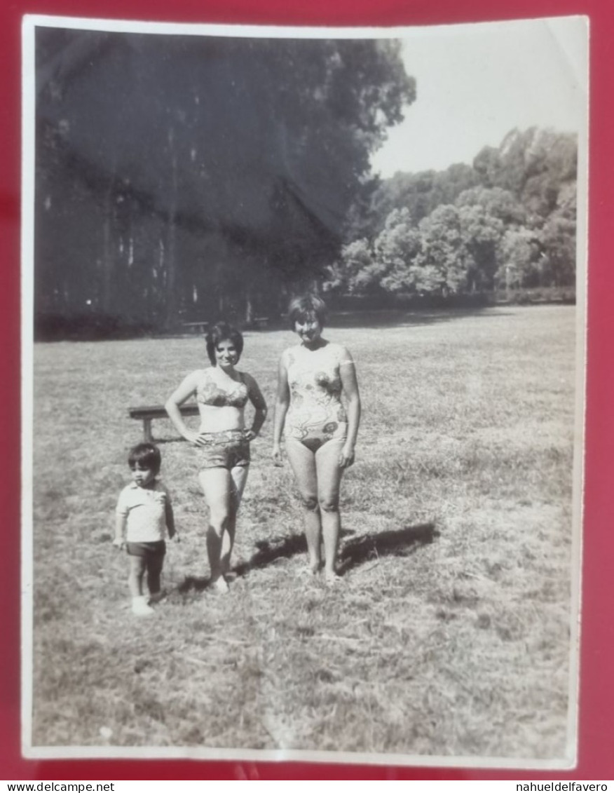 PH - Ph Original - Grand-mère, Mère Et Fils Profitant De L'été Dans Un Parc Plein D'arbres - Anonymous Persons
