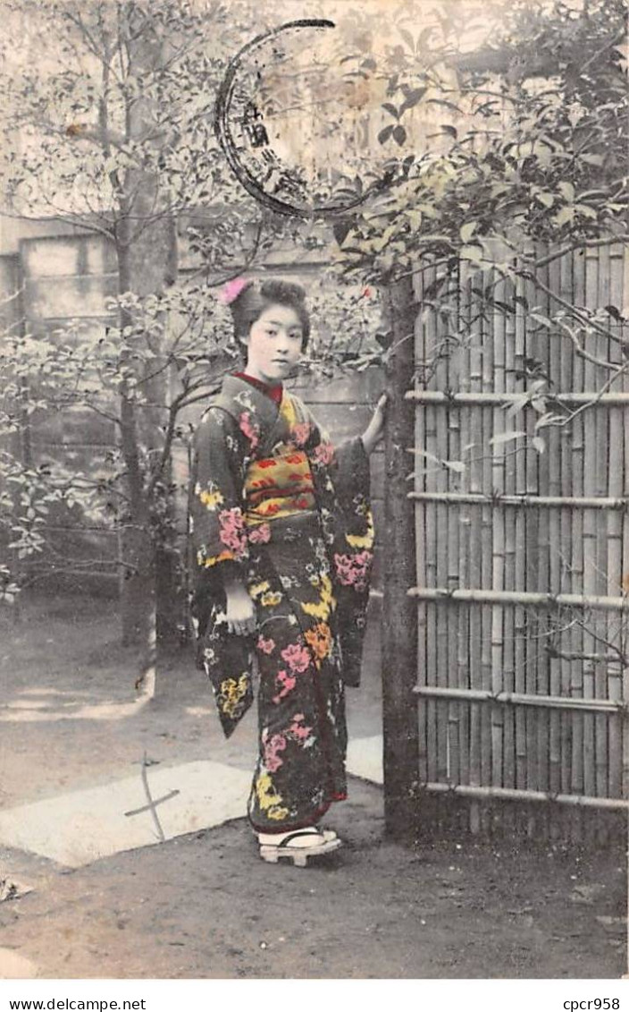 Japon - N°84619 - Jeune Femme En Kimono Dans Un Jardin - Carte Vendue En L'état - Other & Unclassified