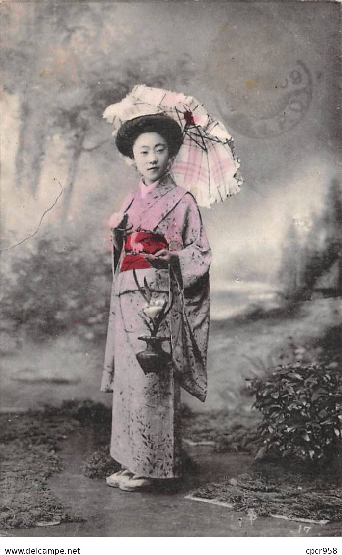 Japon - N°84602 - Jeune Femme En Kimono Portant Un Pot Avec Une Fleur, Et Une Ombrelle - Carte Vendue En L'état - Other & Unclassified