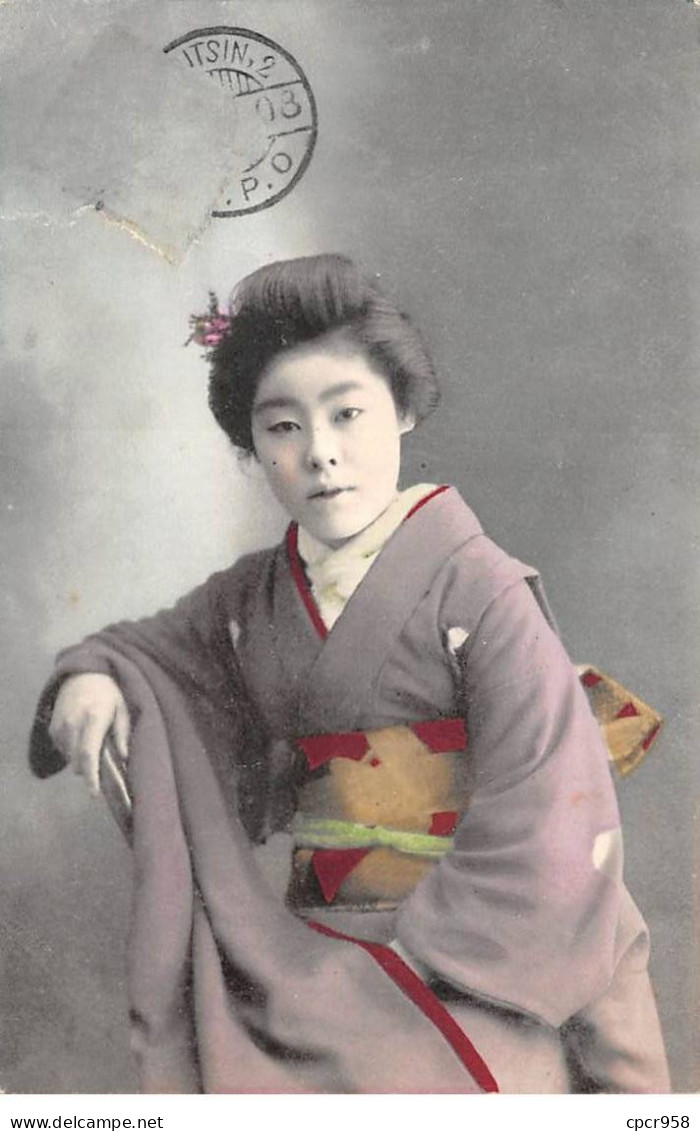 Japon - N°84596 - Jeune Femme En Kimono Assise - Carte Vendue En L'état - Other & Unclassified