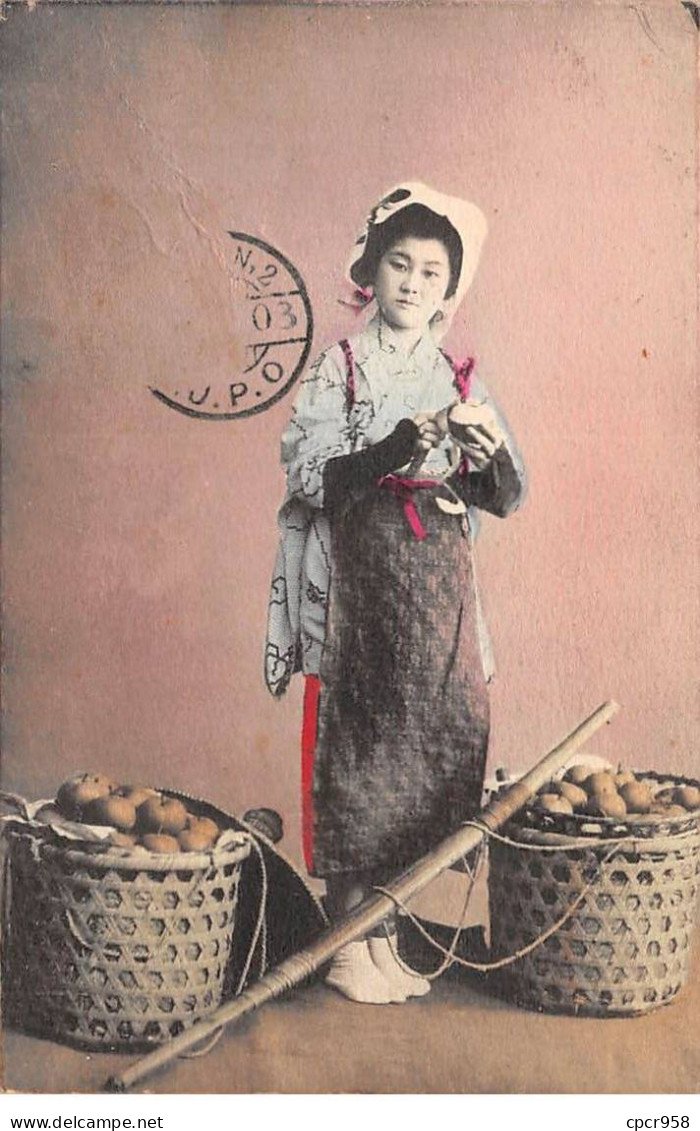Japon - N°84594 - Jeune Femme Près De Deux Paniers Remplis De Pommes - Carte Vendue En L'état - Other & Unclassified