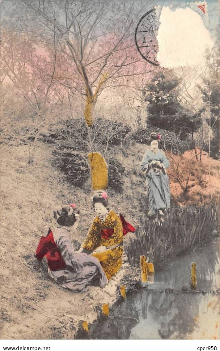 Japon - N°84593 - Jeunes Femmes En Kimono Près D'un Cours D'eau - Carte Vendue En L'état - Sonstige & Ohne Zuordnung