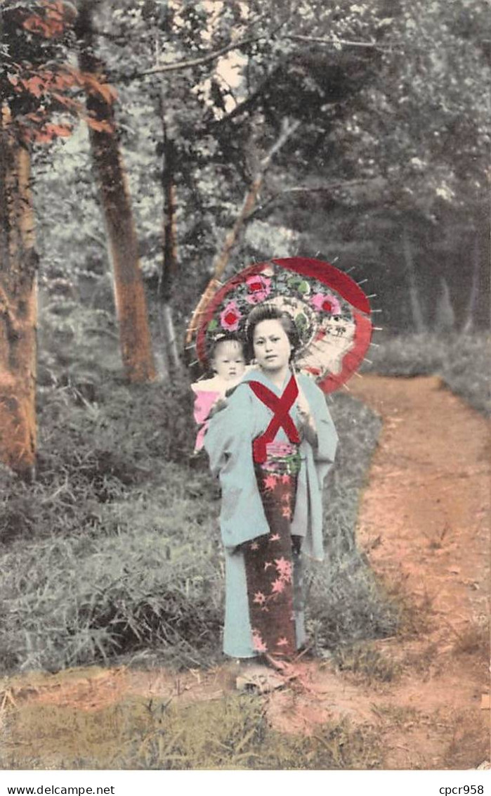 Japon - N°84592 - Une Femme En Kimono Portant Une Fillette Et Se Protégeant Avec Une Ombrelle - Carte Vendue En L'état - Other & Unclassified