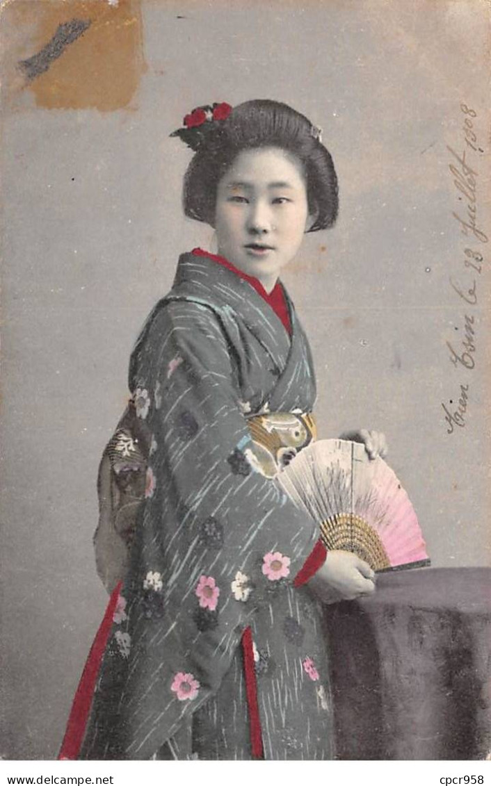 Japon - N°84590 - Une Femme En Kimono Tenant Un éventail - Carte Vendue En L'état - Sonstige & Ohne Zuordnung