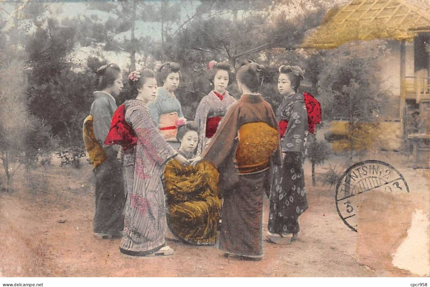 Japon - N°84589 - Femmes En Kimono Faisant Une Ronde Autour D'une Femme Assise - Carte Vendue En L'état - Sonstige & Ohne Zuordnung