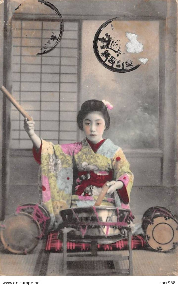 Japon - N°84588 - Femme En Kimono Frappant Sur Un Tambour - Carte Vendue En L'état - Other & Unclassified