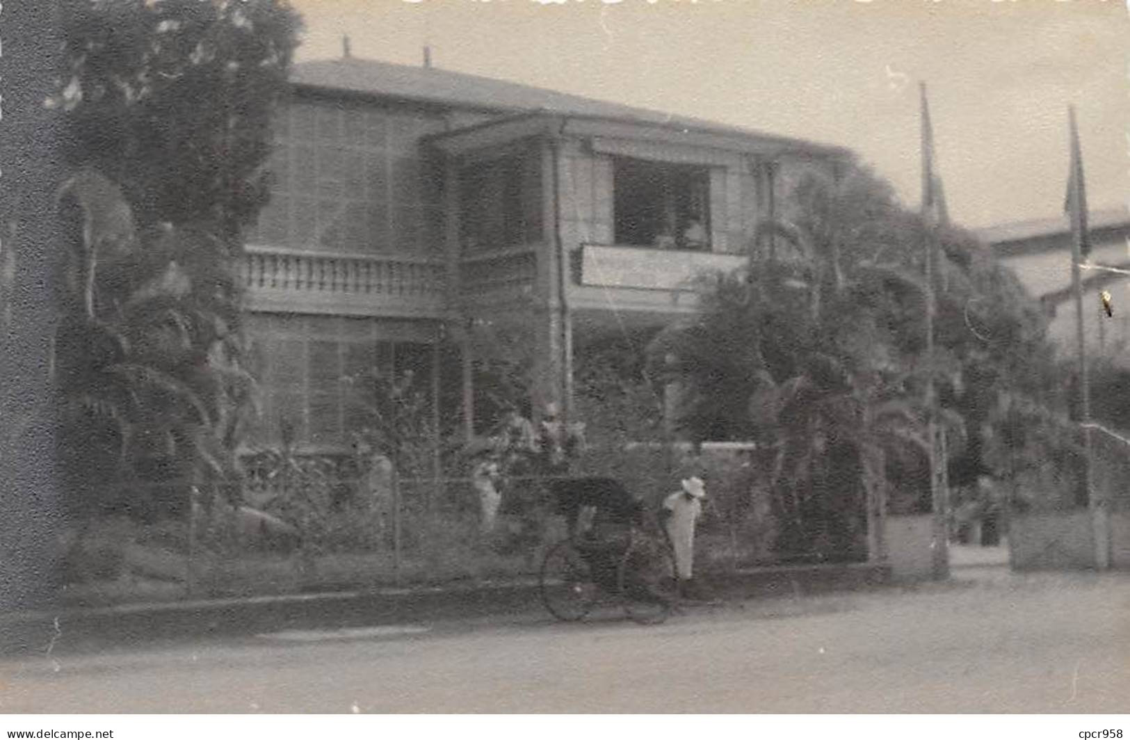 Madagascar - N°84581 - Homme Près D'un Pousse-pousse Devant Une Maison - Carte Photo - Madagaskar