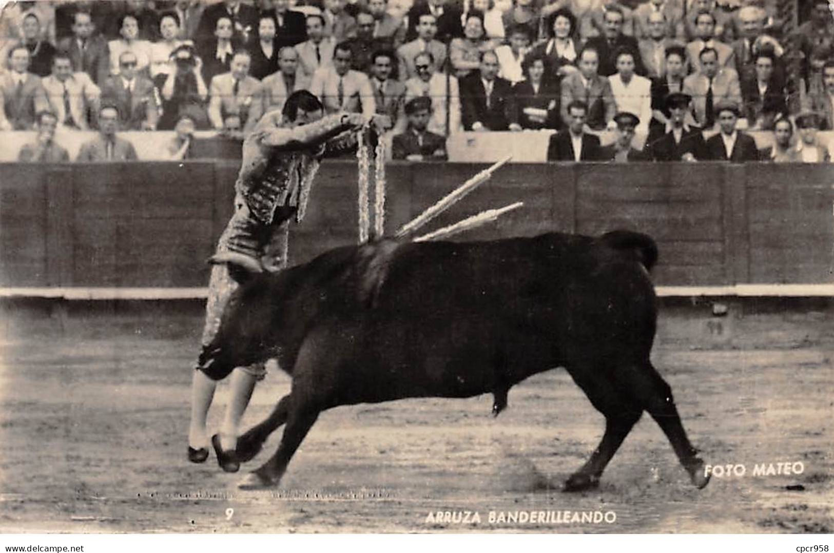 Espagne.SAN58907.Madrid.Corrida.Arruza Banderilleando - Madrid