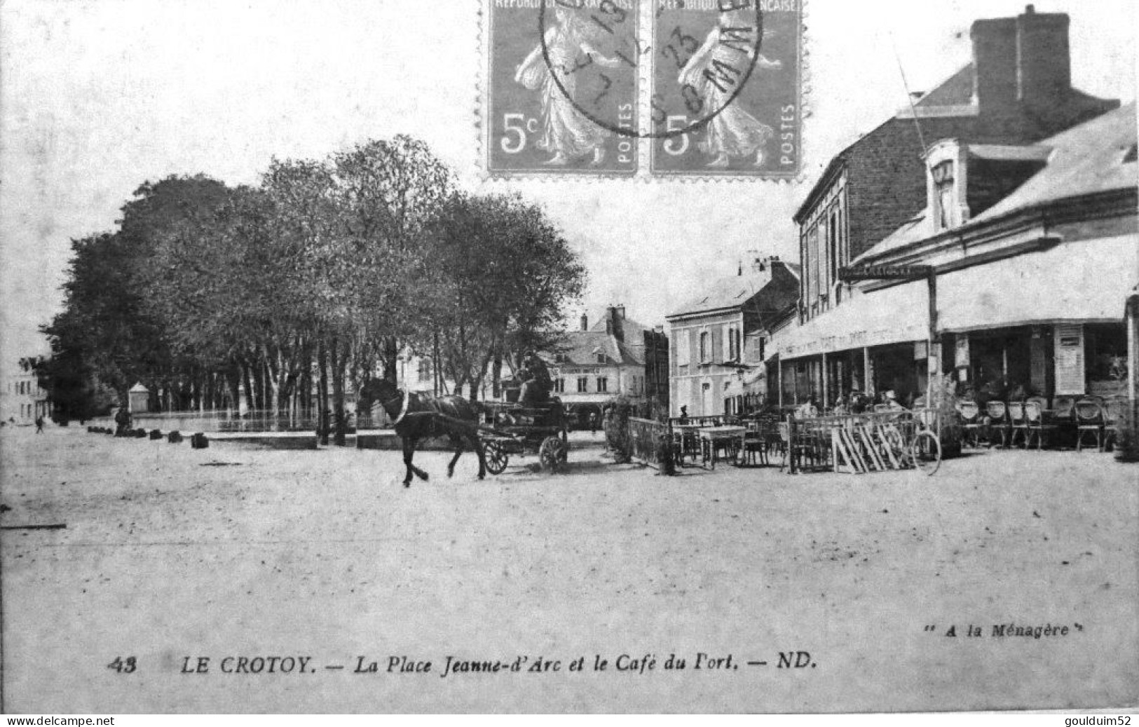 La Place Jeanne D'Arc Et Le Café Du Port - Le Crotoy