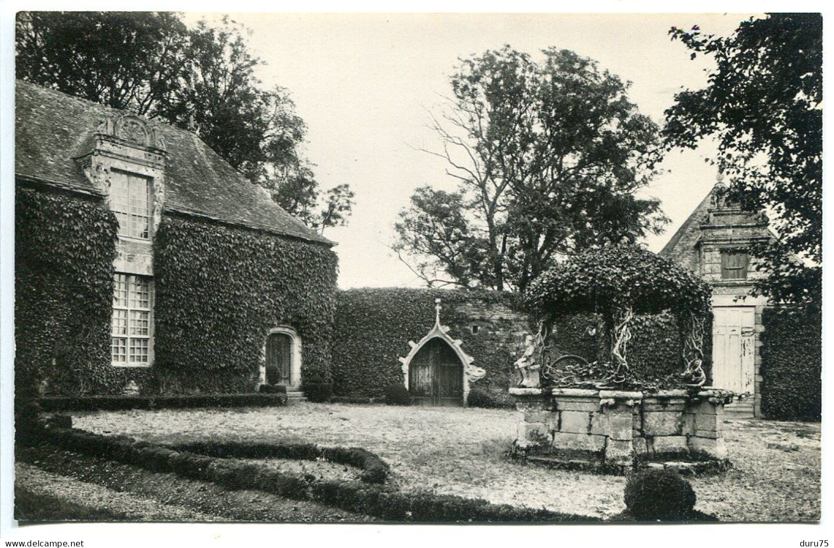 CP Glacée Non écrite * ROCHEFORT EN TERRE Vieux Puits Dans La Cour Intérieure Du Château * Edition Universitaire Fourte - Rochefort En Terre