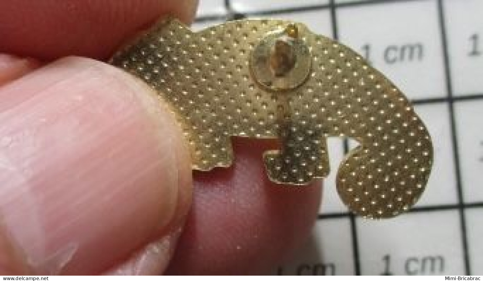 811B Pin's Pins / Beau Et Rare / ANIMAUX / CAMELEON JAUNE TIRANT LA LANGUE - Animaux