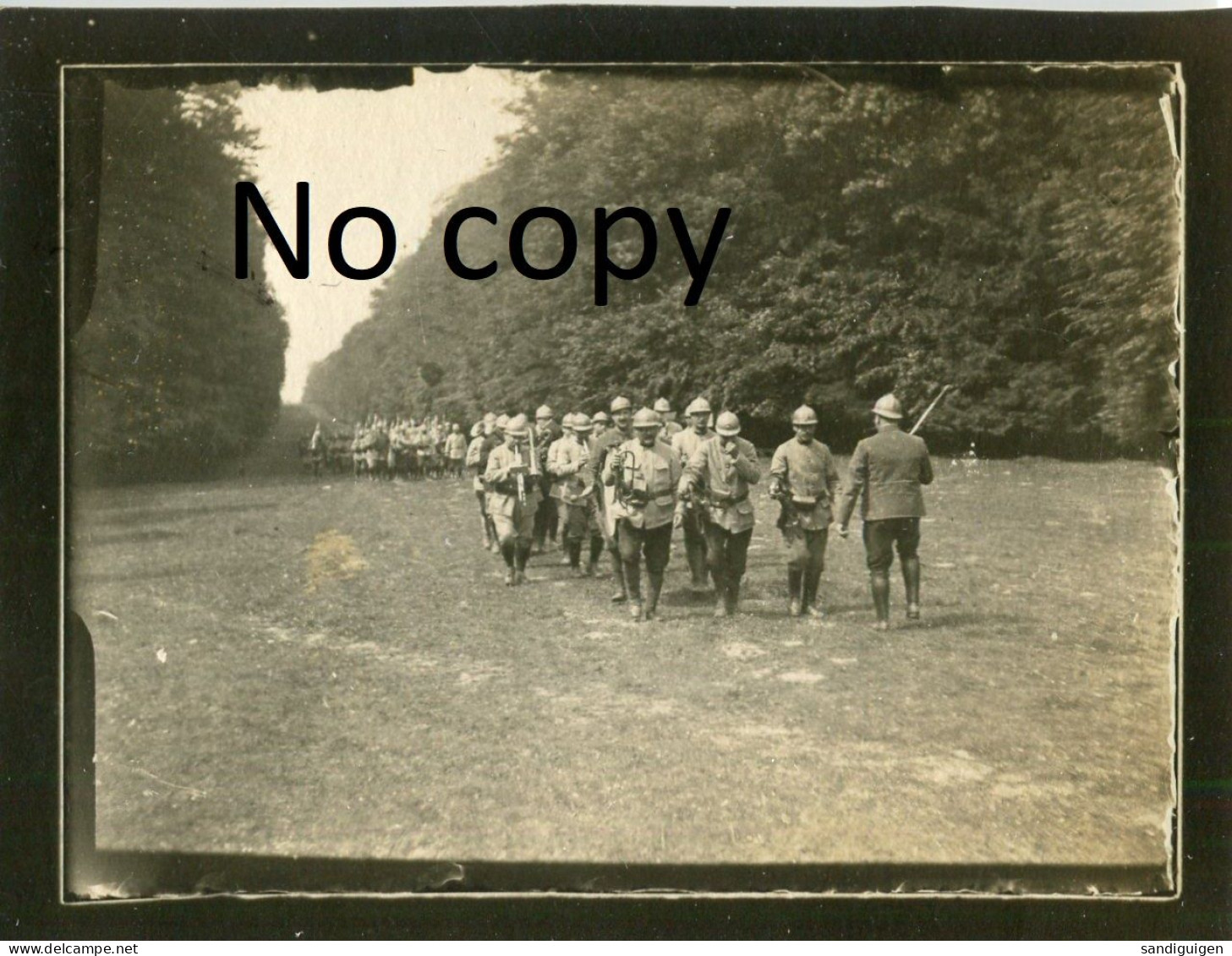 PHOTO FRANCAISE TM 215 - LE DEFILE DU GROUPE BERTHOUX A OGNON PRES DE BARBERY - SENLIS OISE GUERRE 1914 1918 - Guerra, Militares