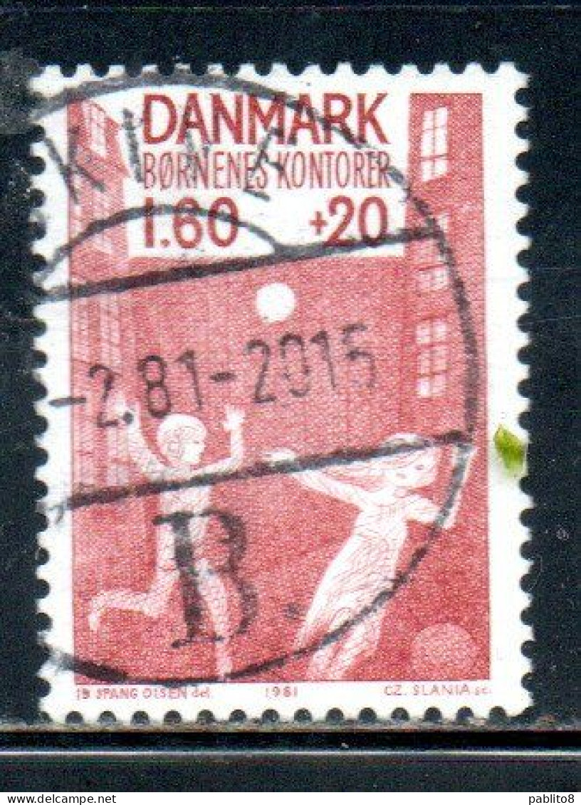 DANEMARK DANMARK DENMARK DANIMARCA 1981 CHILDREN PLAYING BALL WELFARE 1.60k + 20o USED USATO OBLITERE - Used Stamps