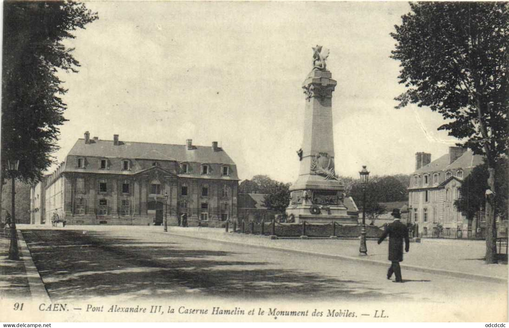 CAEN  Ponr Alexandre III ,la Caserne Hamelin Et Le Monument Des Mobiles - Caen