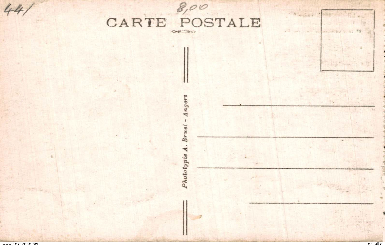 LE CROISIC UN JOLI COIN DU PORT ET LA POISSONNERIE DEPART D'UNE BARQUE - Le Croisic