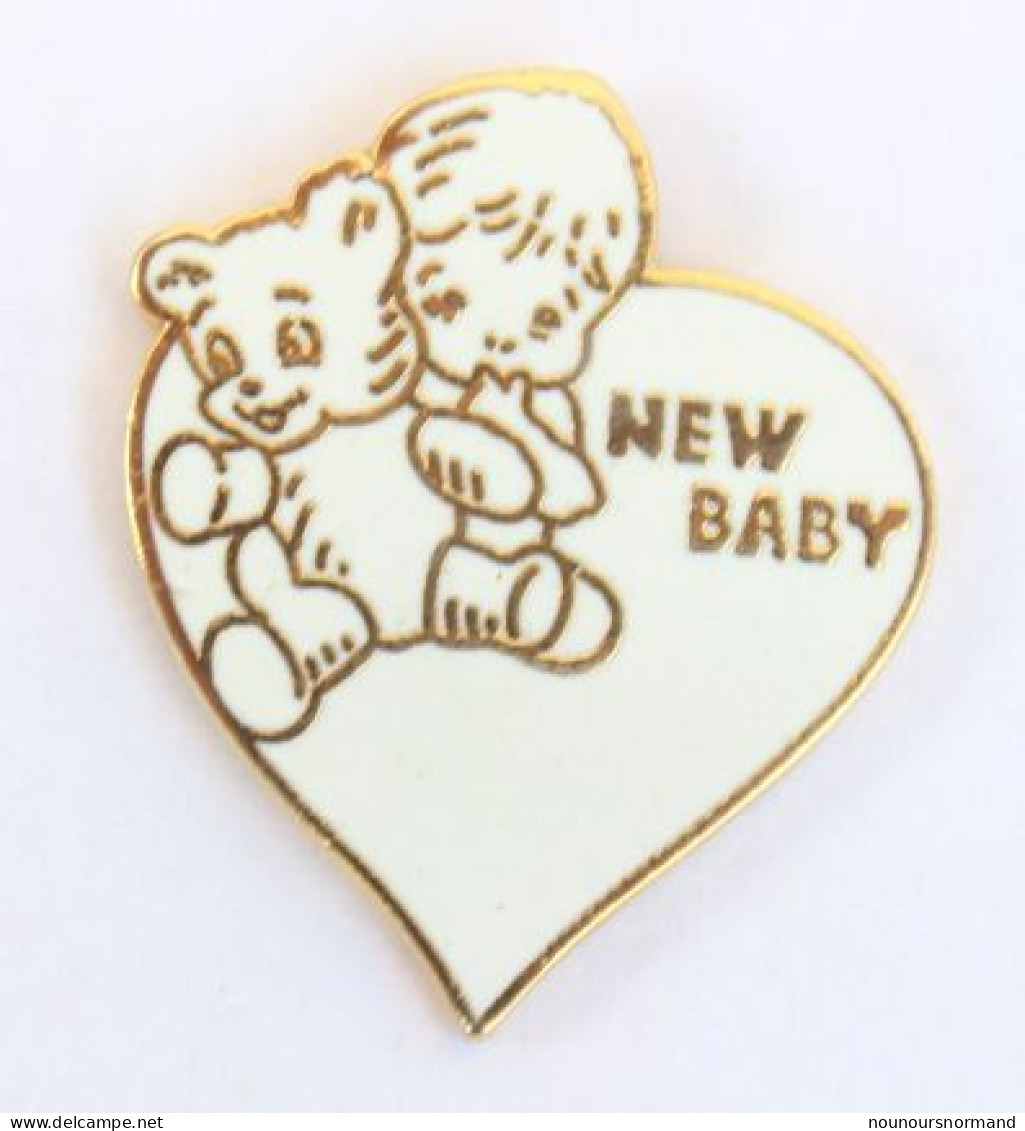 Adorable Pin's Coeur NEW BABY - Bébé Et Son Ours En Peluche - Démons & Merveilles - N239 - Autres & Non Classés