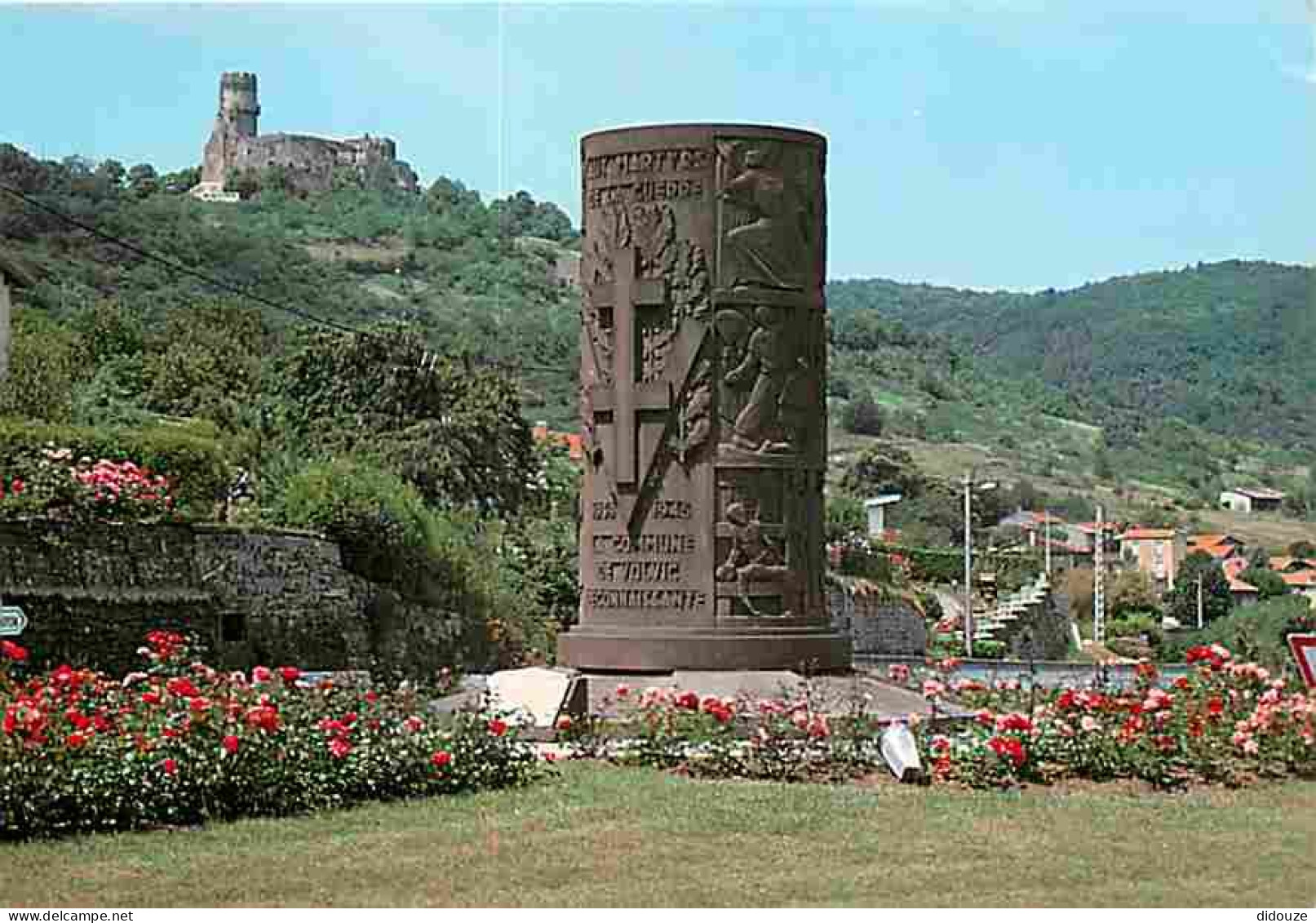 63 - Volvic - Le Monument Aux Martyrs De La Guerre 39-45 Et Le Château De Tournoel - CPM - Voir Scans Recto-Verso - Volvic