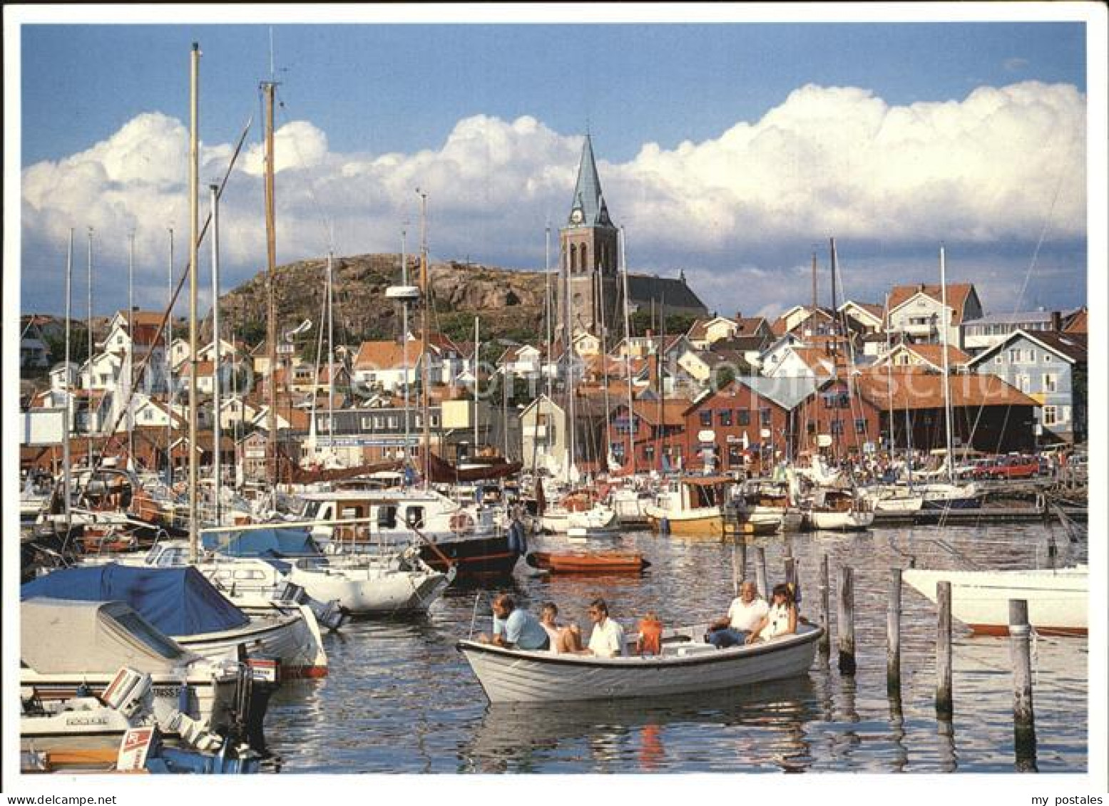 72504319 Fjaellbacka En Sommardag I Hamnen Fjaellbacka - Suède