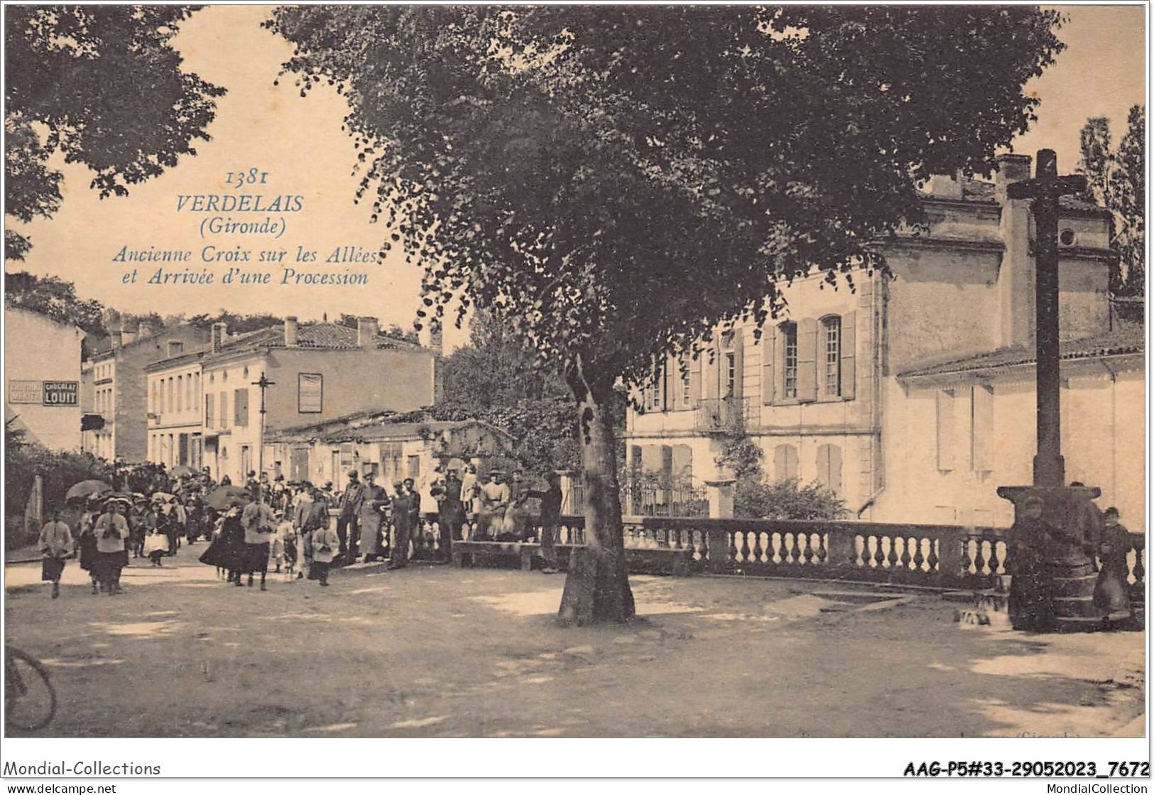 AAGP5-33-0425- VERDELAIS - Ancienne Croix Sur Les Allees Et Arrivee D'une Procession - Verdelais