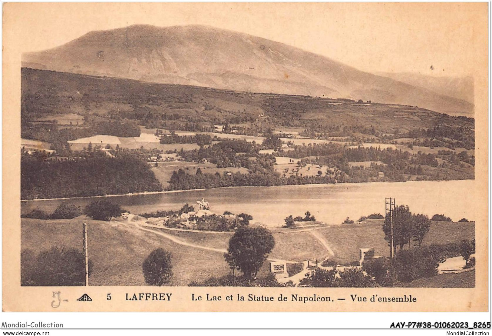 AAYP7-38-0591 - LAFFREY - Le Lac Et La Statue De Napoleon - Vue D'Ensemble - Laffrey