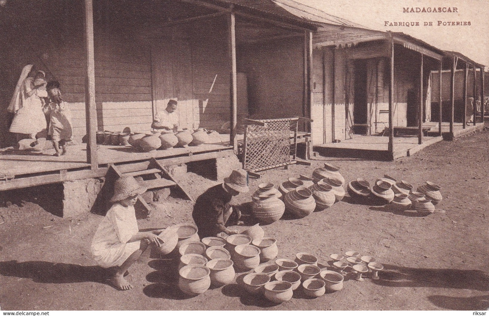 MADAGASCAR(TYPE) FABRIQUE DE POTERIE - Madagascar