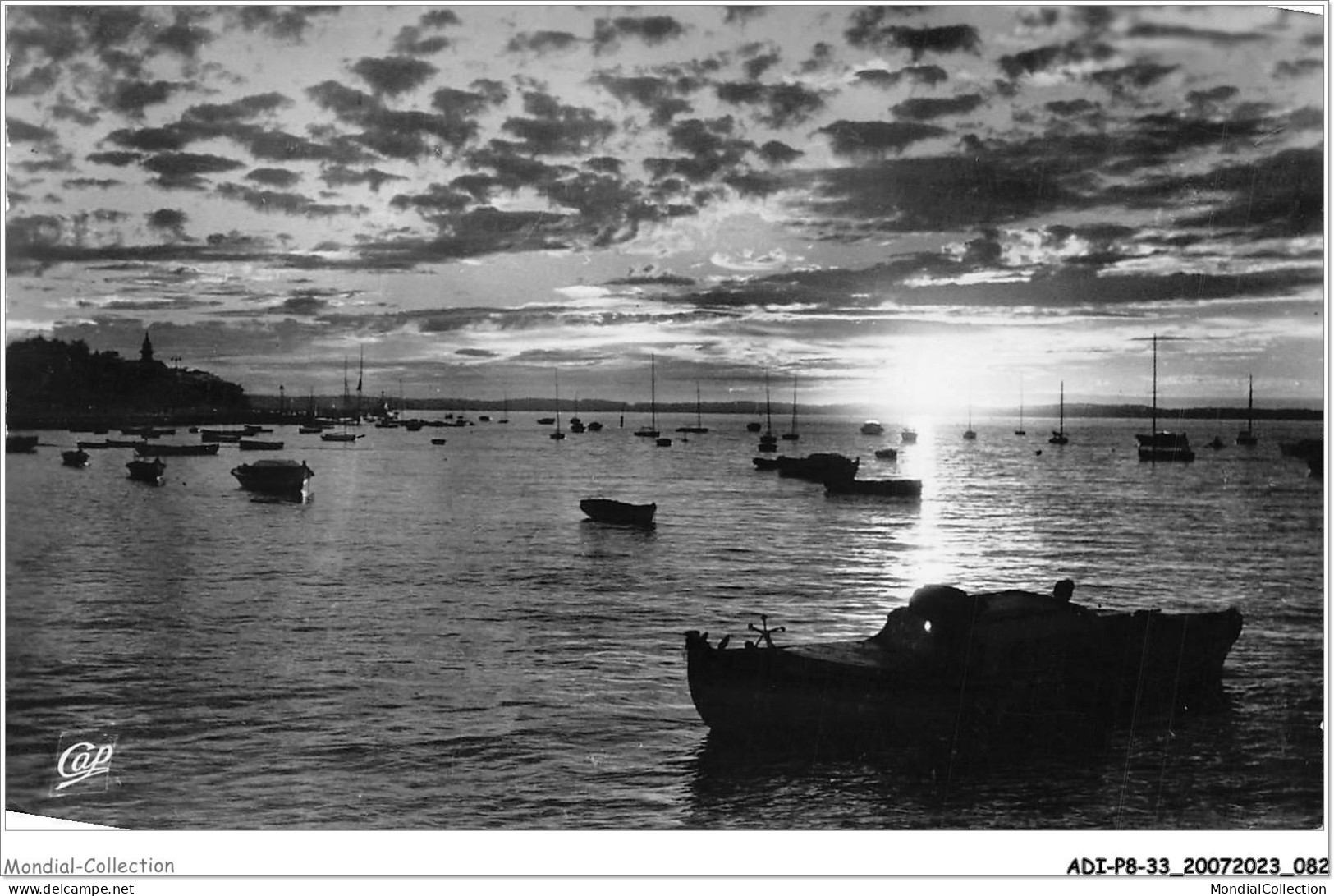 ADIP8-33-0680 - ARCACHON - Contre-jour Sur Le Bassin  - Arcachon