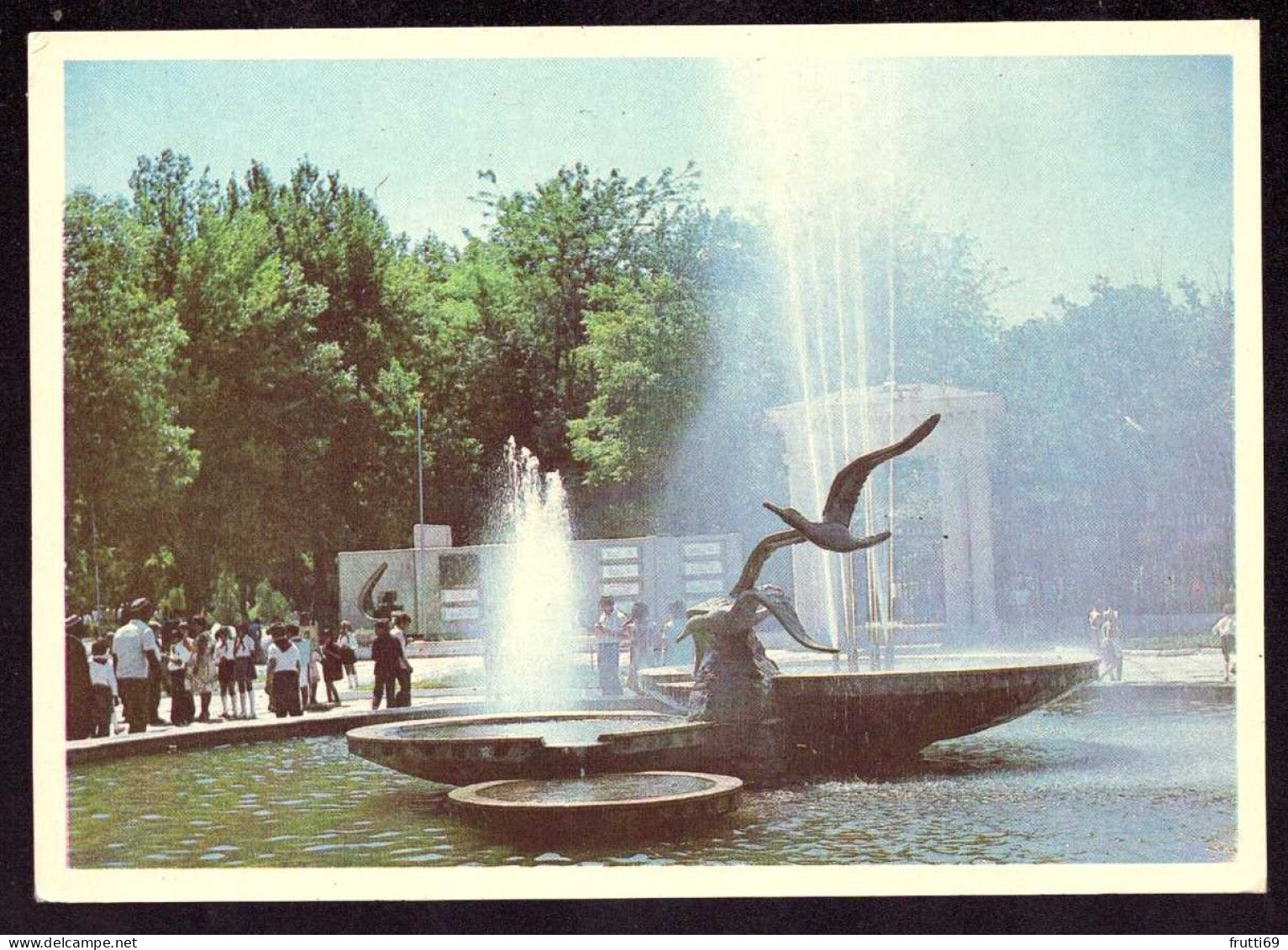 AK 212353 UZBEKISTAN - Samarkand - Sea-Gull Fountain In The Recreation Park - Ouzbékistan
