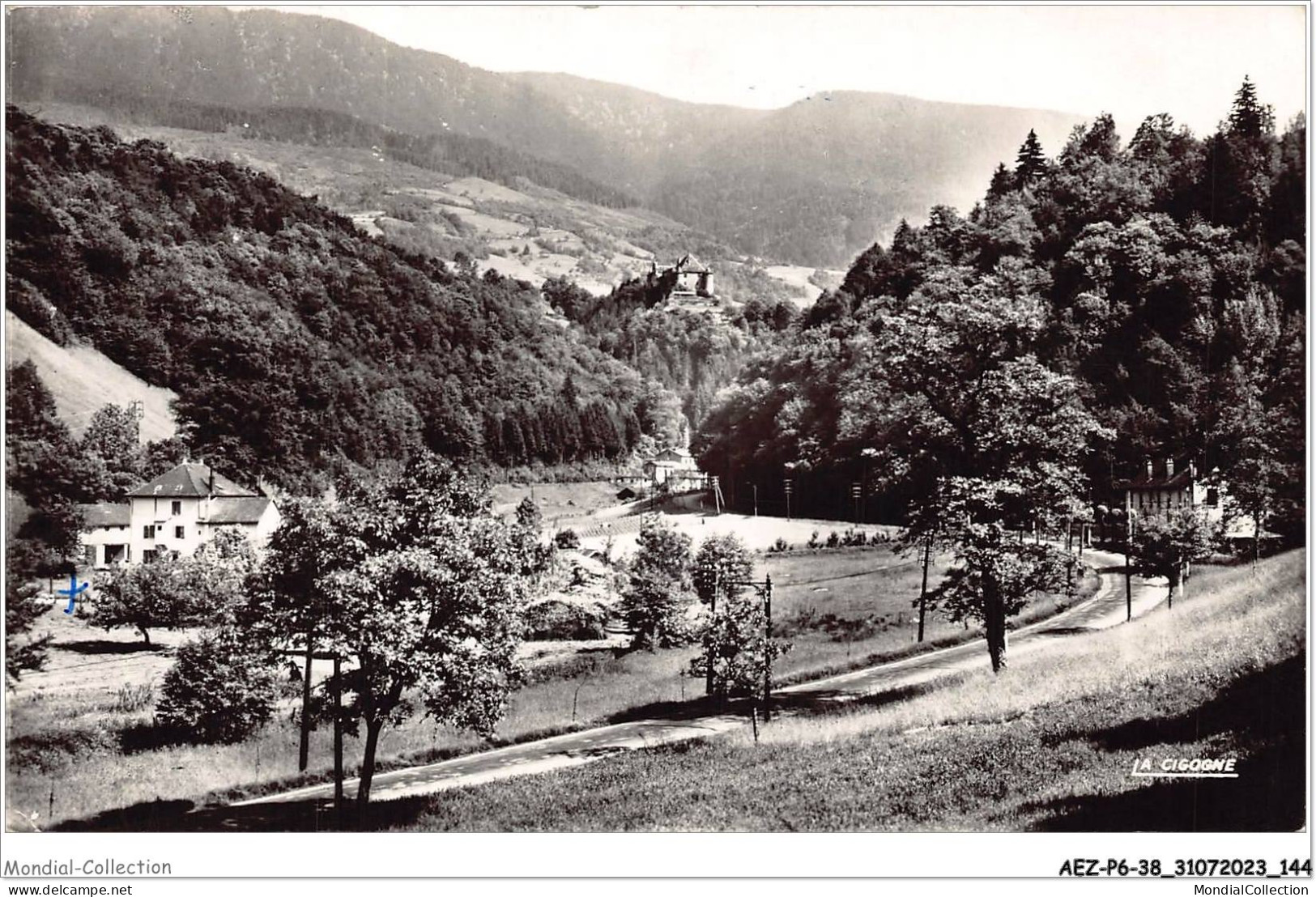 AEZP6-38-0538 - URIAGE-LES-BAINS - Les Gorges Du Sonnant - Le Chateau - Uriage