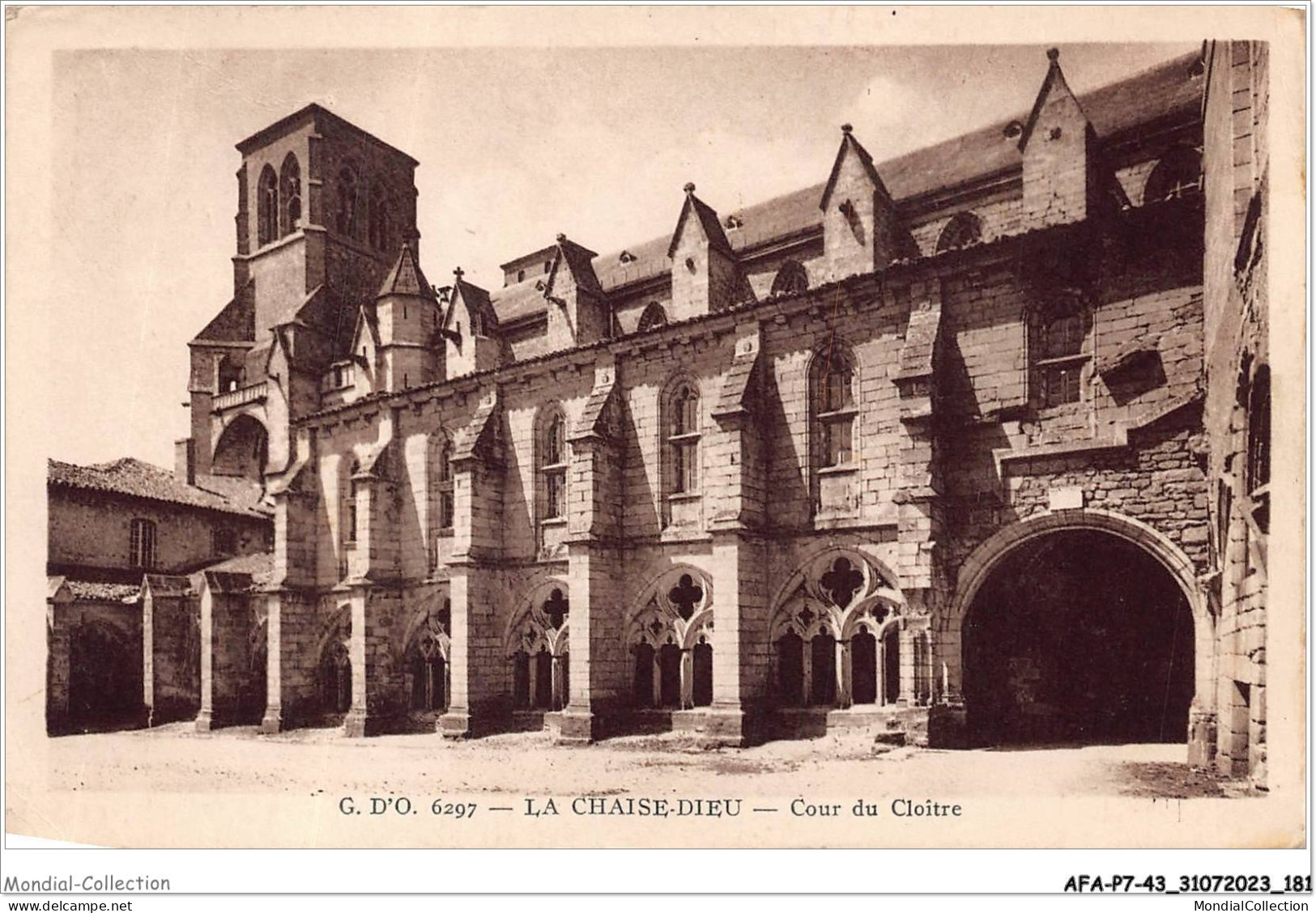 AFAP7-43-0750 - LA CHAISE-DIEU - Cour Du Cloître - La Chaise Dieu