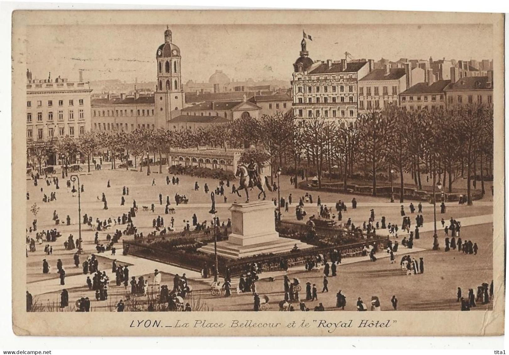 264 - Lyon - La Place Bellecour Et Le " Royal Hôtel" - Sonstige & Ohne Zuordnung