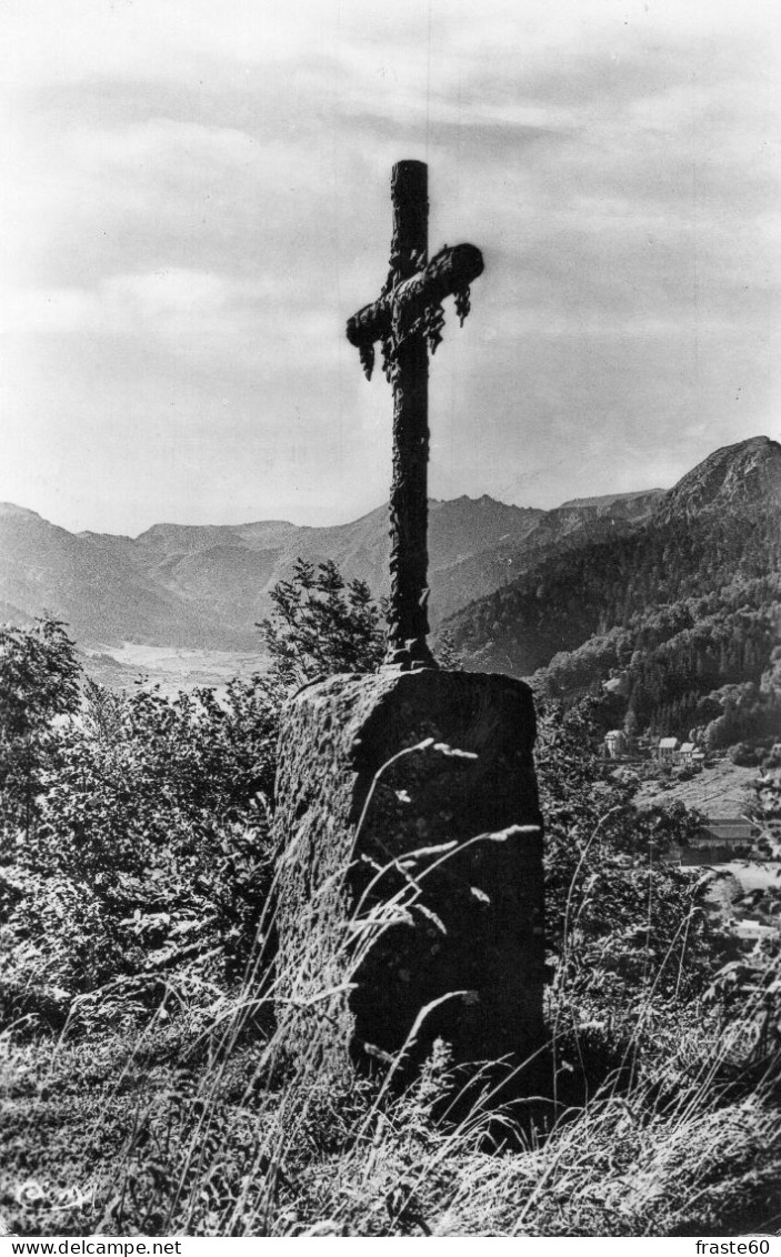 Le Mont Dore - La Croix Des Missions Avec Vue Sur La Chaîne Du Sancy - Le Mont Dore