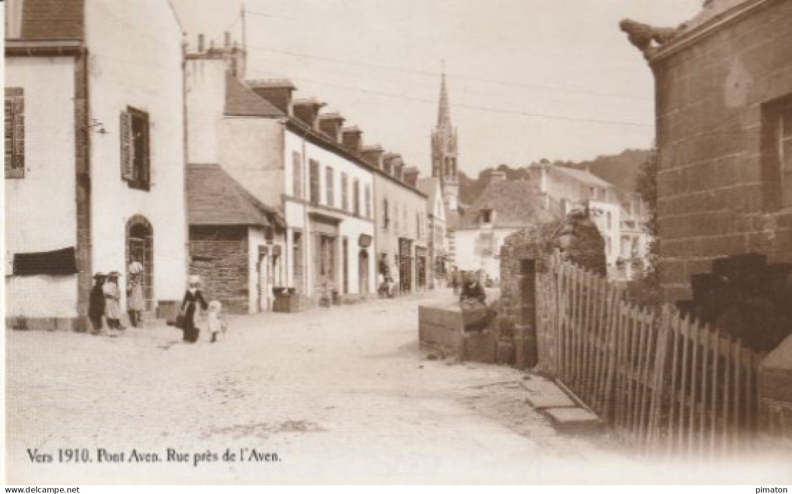 Vers 1910 . Pont Aven  . Rue Près De L'Aven - Pont Aven