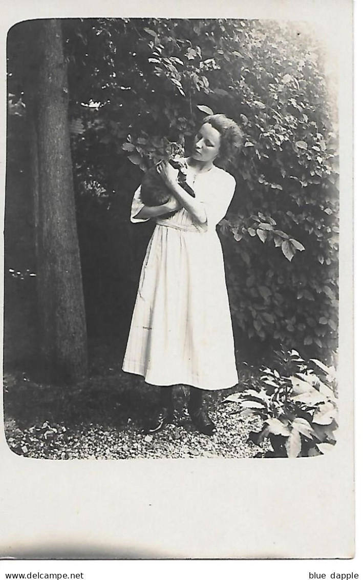 Woman, Frau, Femme, Donna - Cat, Chat, Katze, Gatto, Kitten, Chaton  / 1921 - Photographie